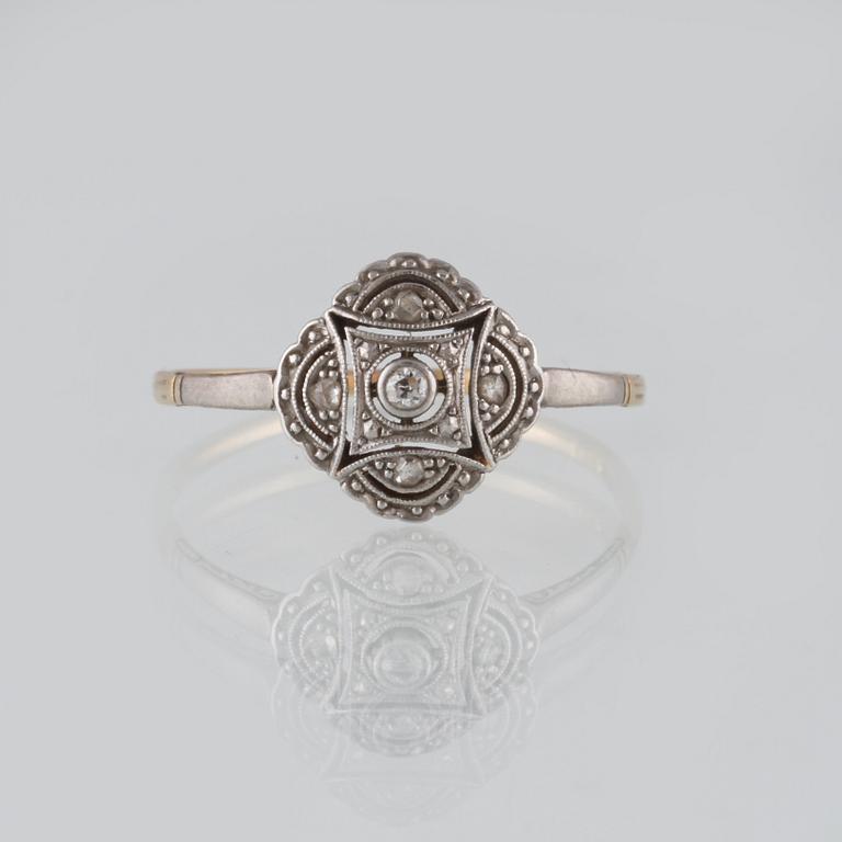 RING, 18K guld med en äldre briljantslipad och 4 rosenslipade diamanter, importstämplad. Vikt 2,0 gram.