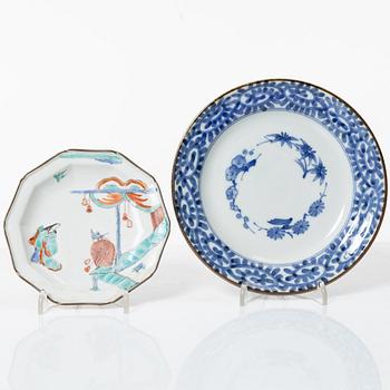 Sju assietter, litet fat samt flaska, porslin, Japan, 1800-/1900-tal.