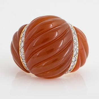 1005. An 18K gold and agate ring set with round brilliant-cut diamonds.