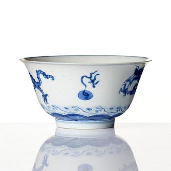 A blue and white 'four clawed dragon' bowl, Qing dynasty, Kangxi (1662-1722).