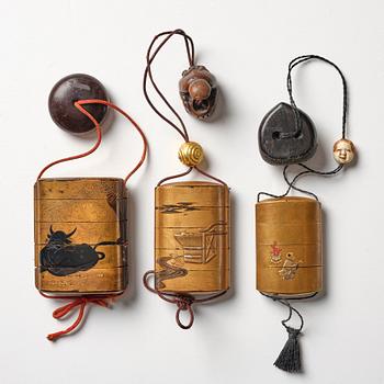 Inros, tre stycken, lack. Japan, 1800-tal.