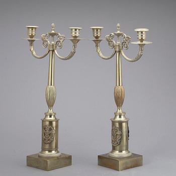 KANDELABRAR, ett par, mässing, senempire, 1800-tal.