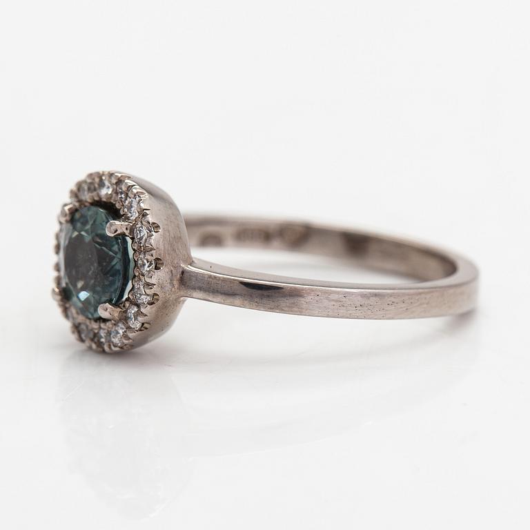 Ring, 14K vitguld med  grön safir och briljantslipade diamanter ca 0.20 ct. totalt, 2009.