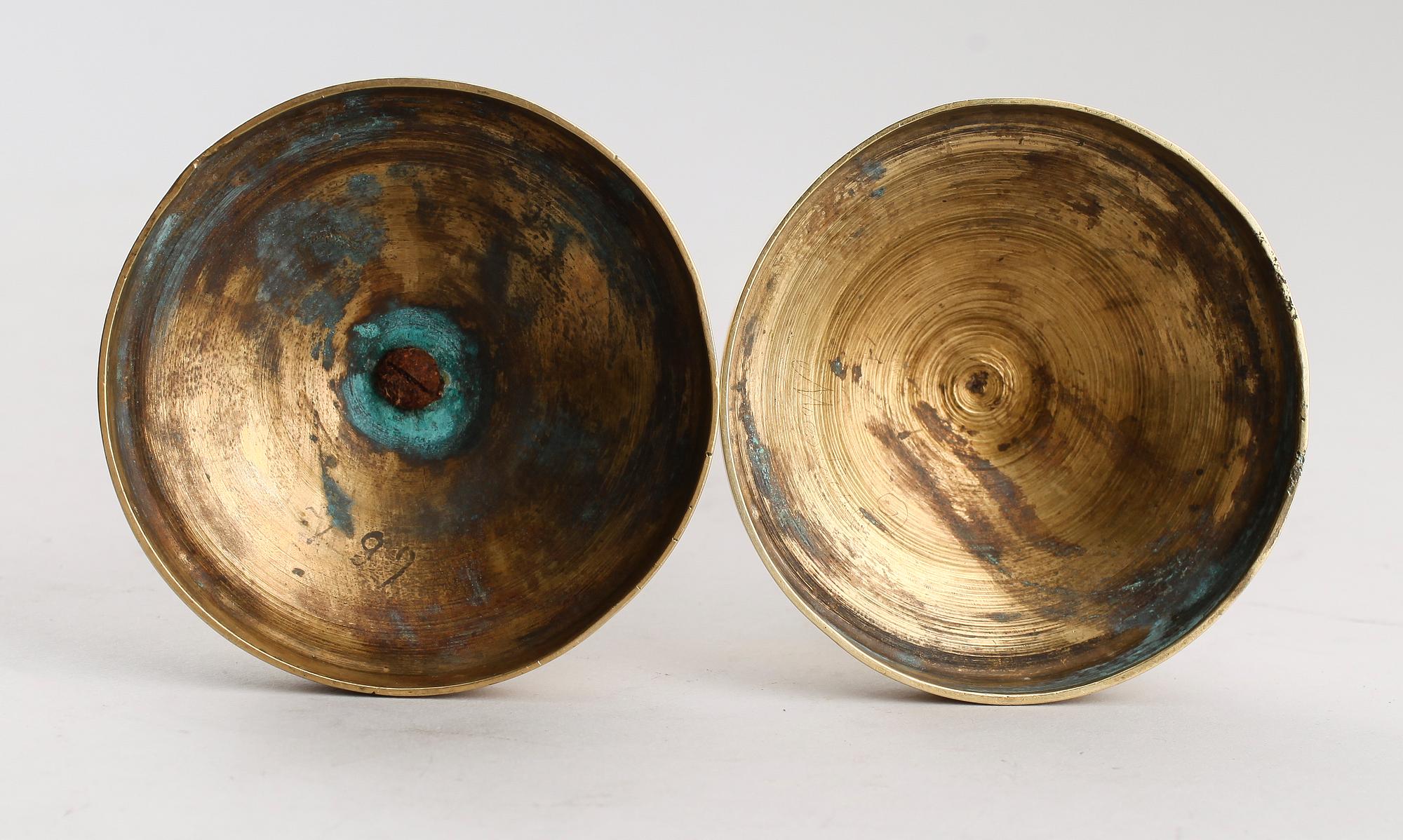 LJUSSTAKAR, 1 par, förgylld mässing, sengustavianska, omkring år 1800.