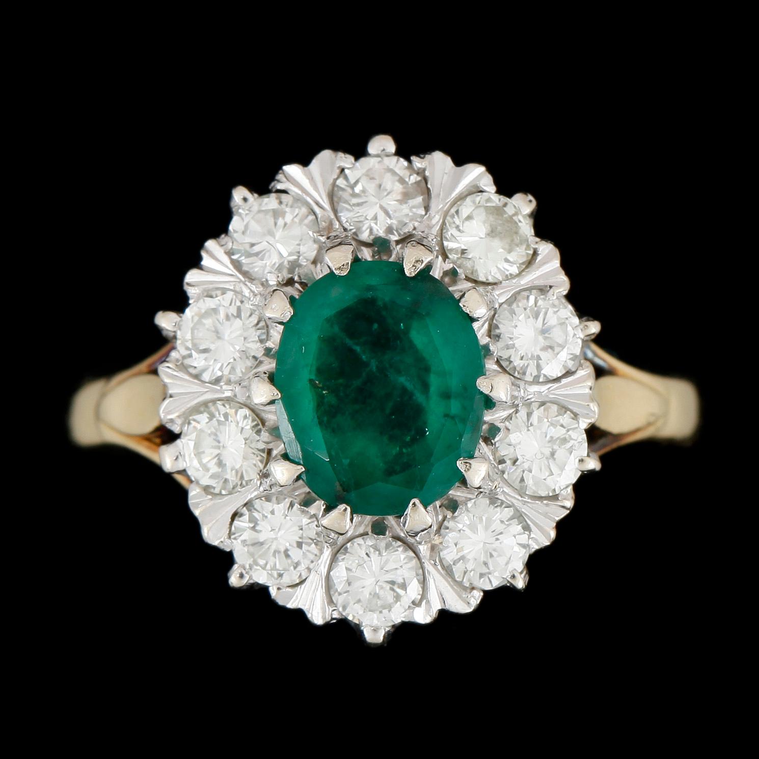 RING, 18 k tvåfärgat guld, smaragd och briljantslipade diamanter tot ca 0.80 ct. Vikt ca 5 g.
