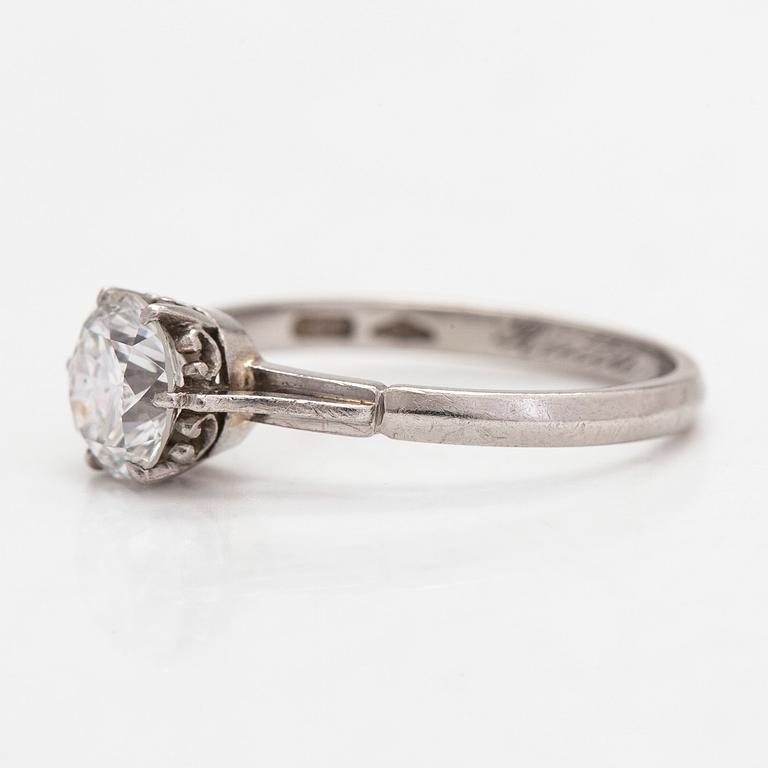 Ring, platina med en briljantslipad diamant ca 1.04 ct enligt gravyr. J.A Tarkiainen, Helsingfors. Med Intyg.