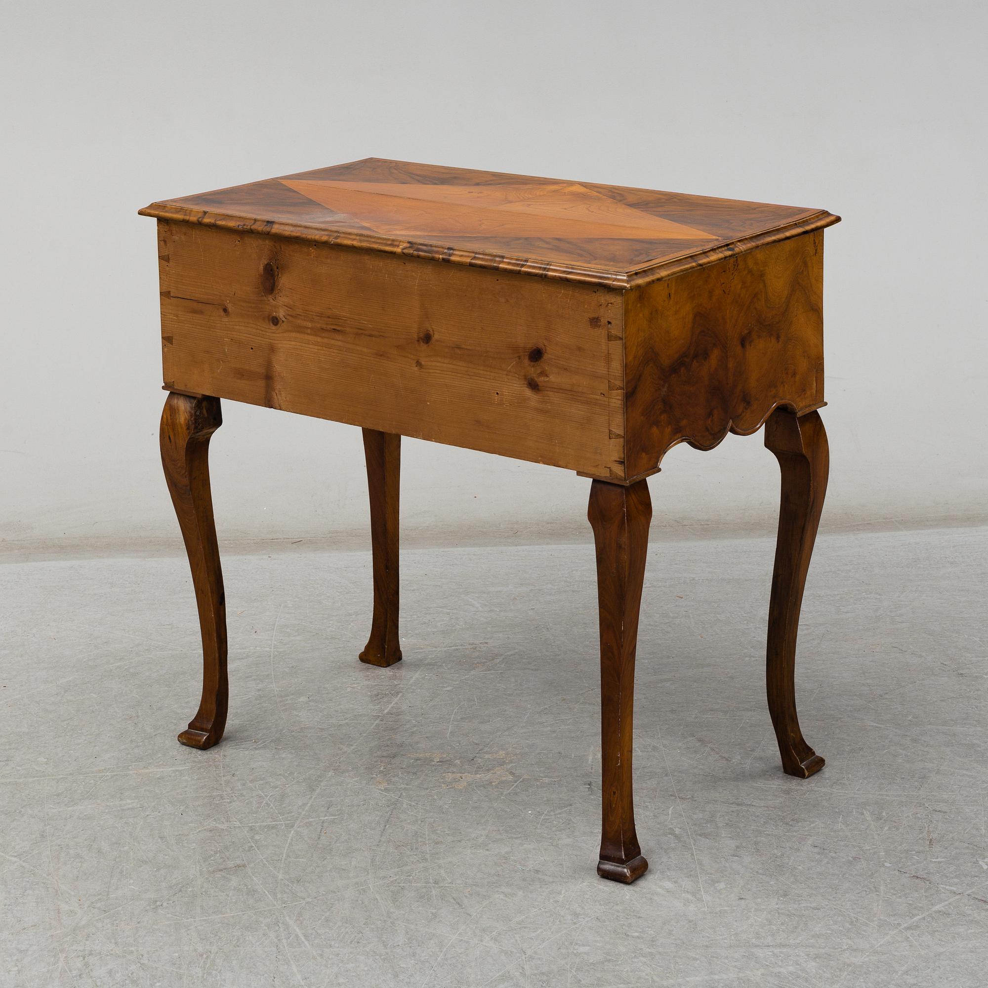 BORD, senbarockstil, omkring år 1900.