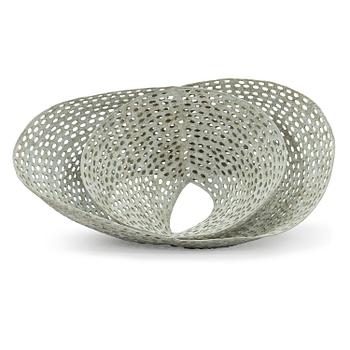 Kristina Riska, veistos, "Basket sculpture" keramiikkaa, signeerattu KR.