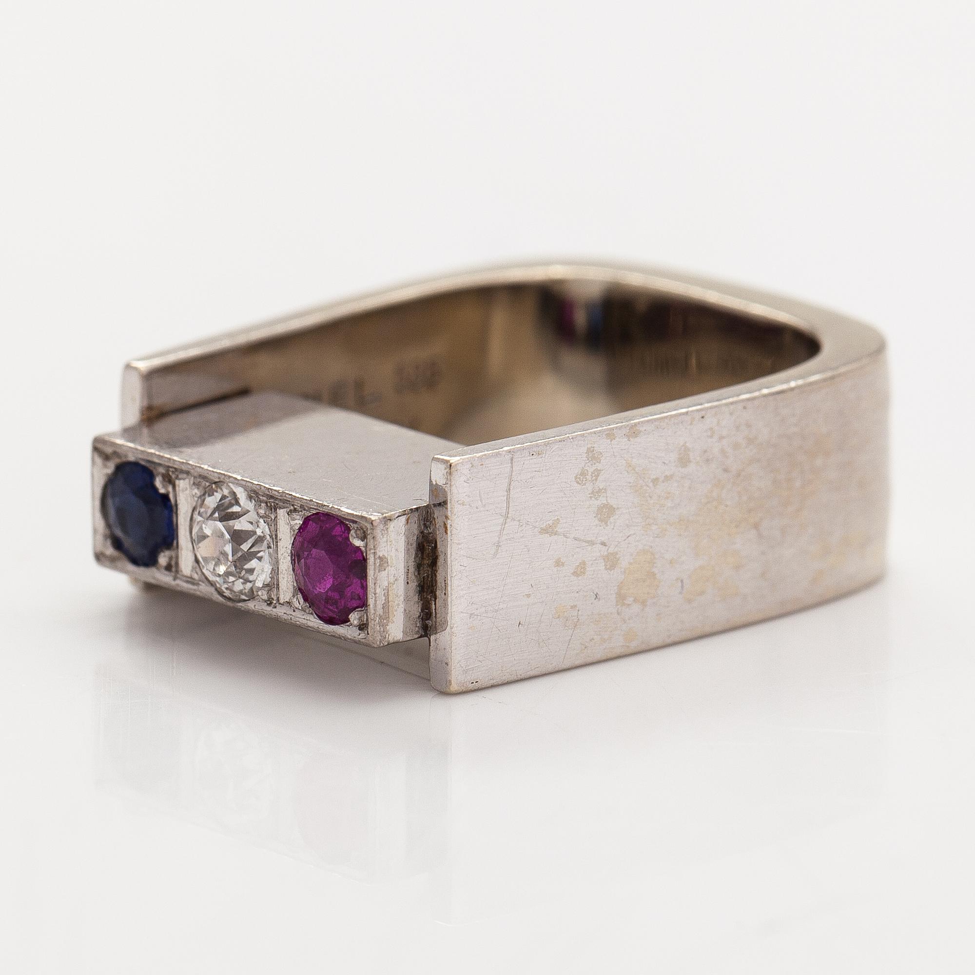 Ole Lynggaard, Ring, 14K vitguld, rubin, safir och diamant ca 0.25 ct. Danmark.