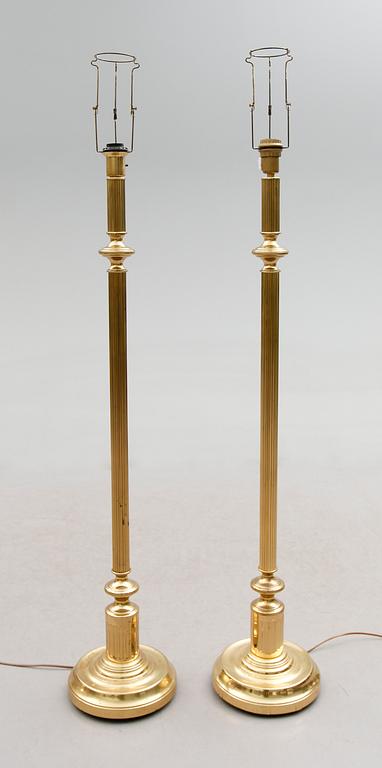 GOLVLAMPOR, 2 st, mässing, 1900-talets andra hälft.