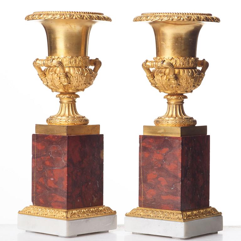 A pair of French Empire urns, beginning of the 1800's.