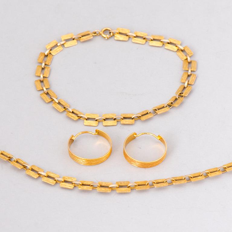 A KULTAKESKUS JEWELLERY SET, necklace, bracelet and earrings, 14K gold. Kultakeskus 1969-80.