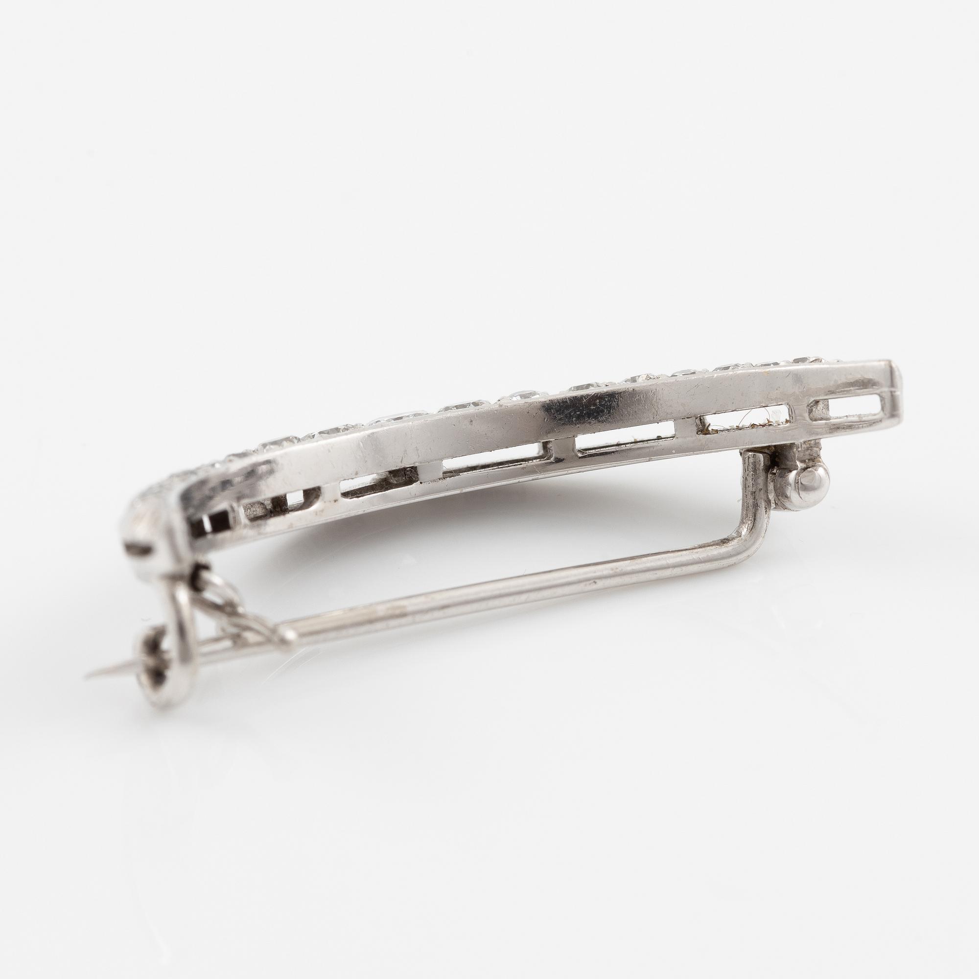 Brosch 18K vitguld med runda briljantslipade diamanter.