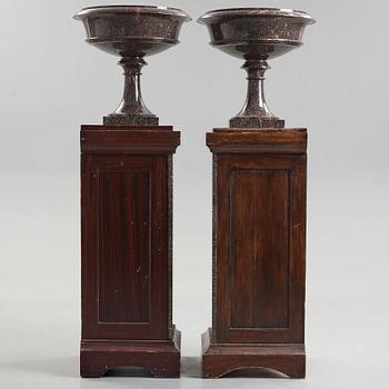 A pair of Swedish porpyry vases on wooden bases, Älvdalen, first half of the 19th century.