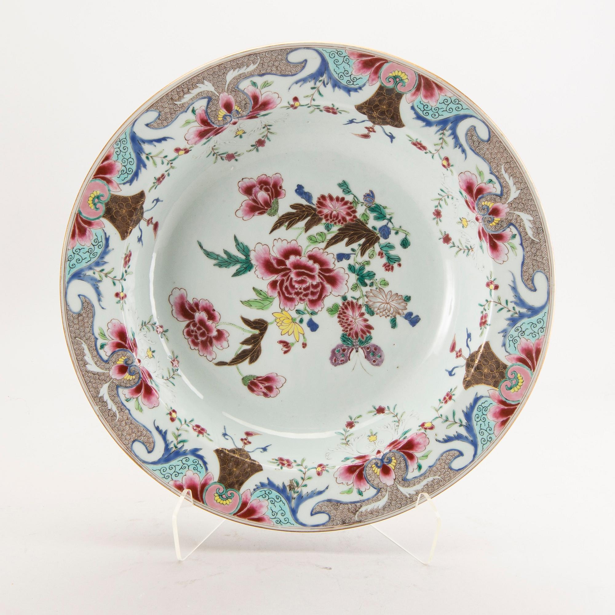 A famille rose basin, Qing dynasty, Qianlong (1736-95).