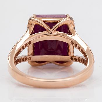 Ring, 14K guld med obehandlad rubin ca 7.43 ct, diamanter ca 0.45 ct tot. Med IGI certifikat.