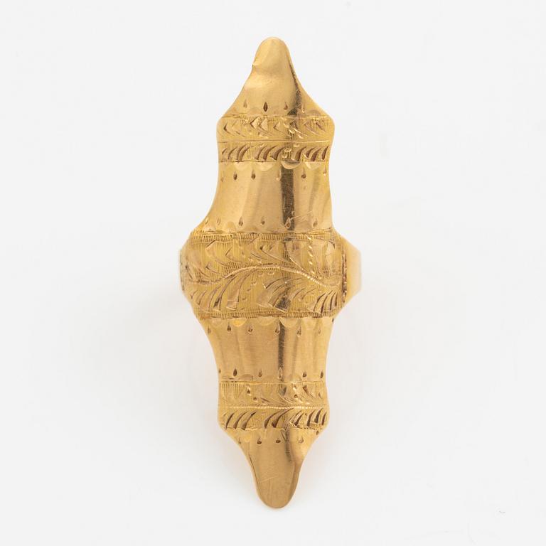 Ring 18K guld, som skydd vid sömnadsarbete. Carl Tengstedt, Göteborg 1828.