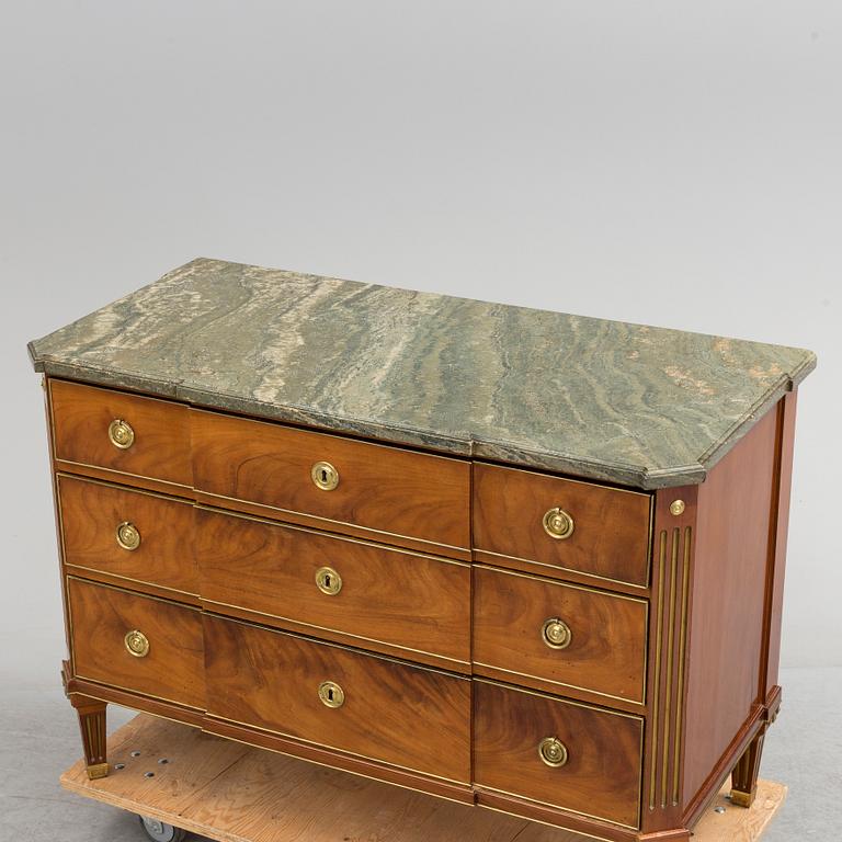 A late Gustavian late 18th century mahogany veneered chest of drawers.