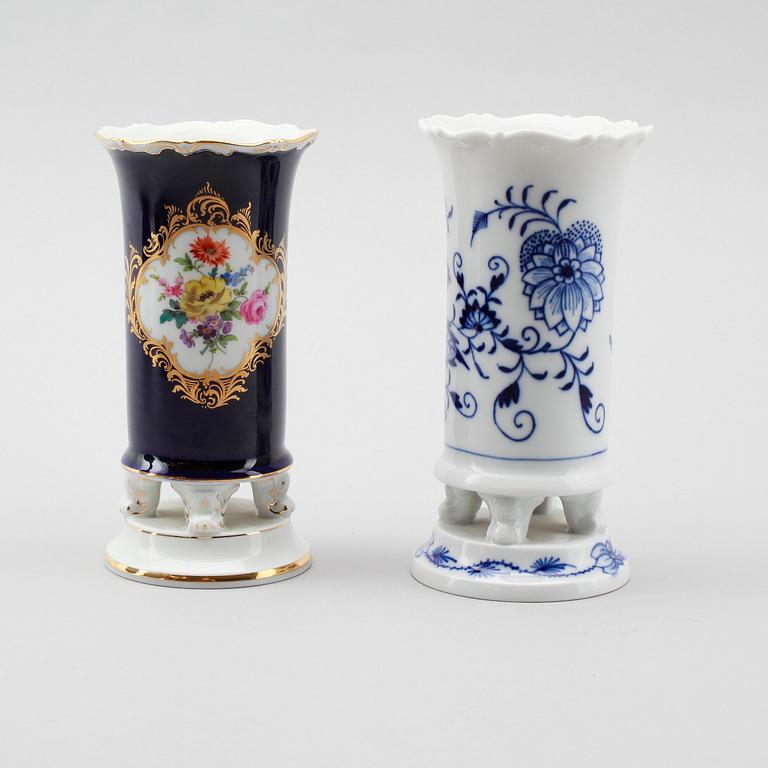 VASER, 2 st, SKÅL PÅ FOT SAMT LOCKDOSOR, 2 st, porslin, porslin, Meissen, 1900-talets mitt.