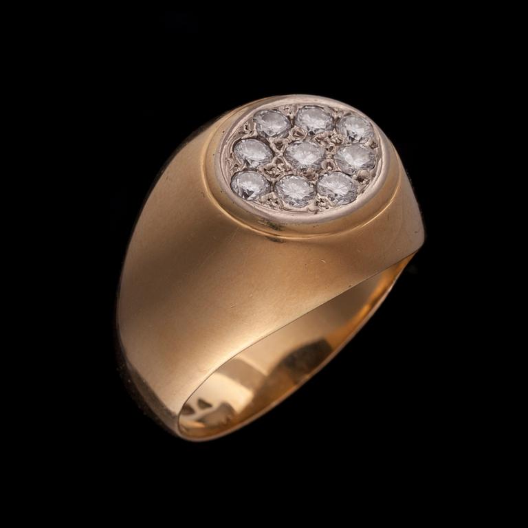 RING, 18K guld, briljantslipade diamanter. Vikt ca 15,3 g.