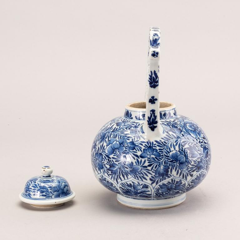 A large blue and white tea pot with cover, Qing dynasty, Kangxi (1662-1722).