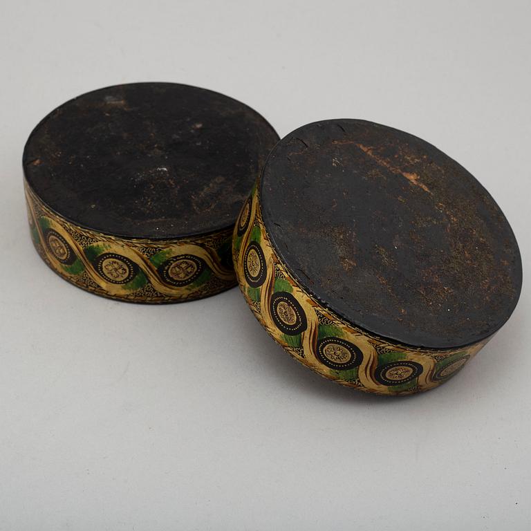 COASTERS, ett par, papier maché, Empire, 1800-talets första hälft.