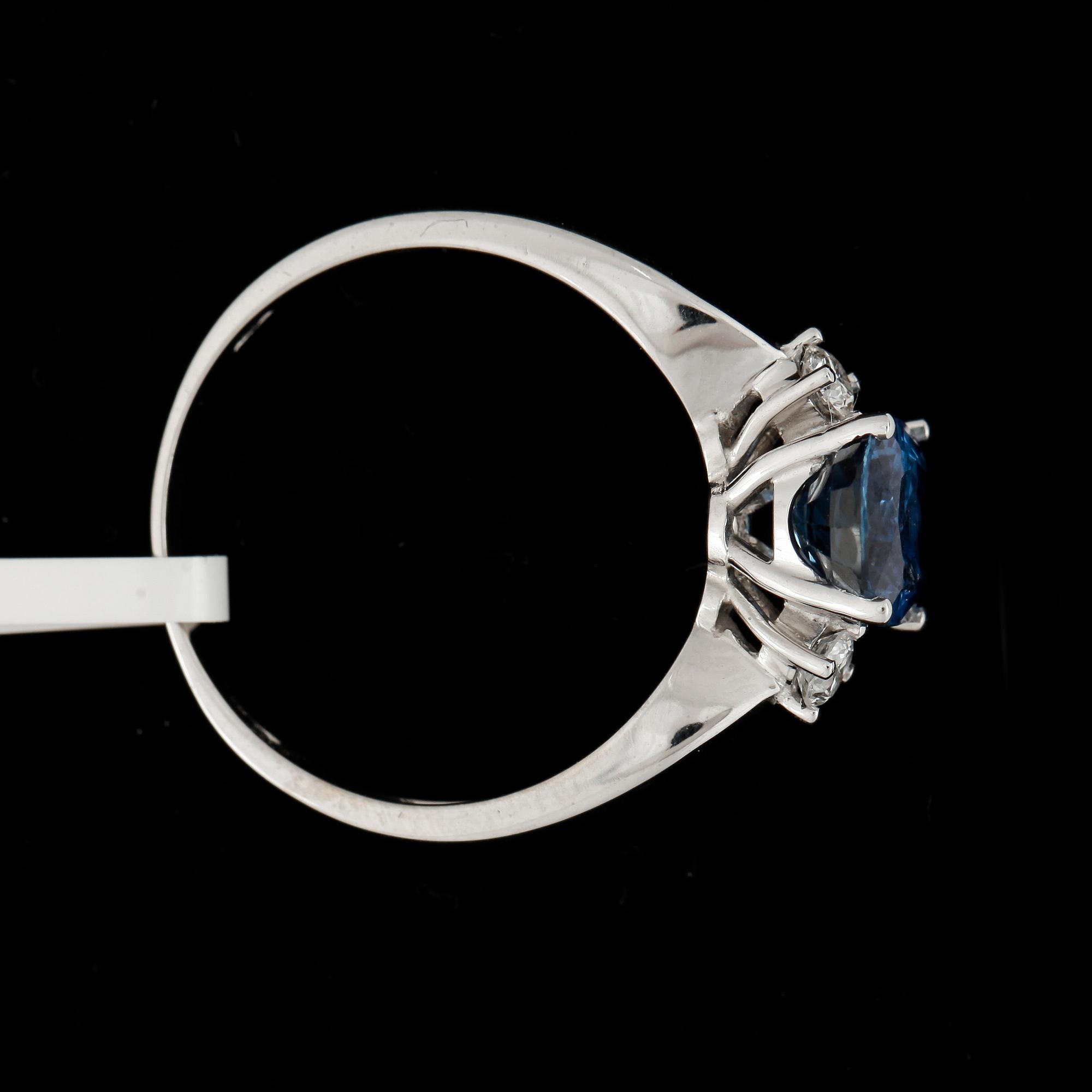 RING, 18k vitguld med safir ca2,01ct och briljantslipade diamanter tot ca0,16ct. Vikt ca3,73g.