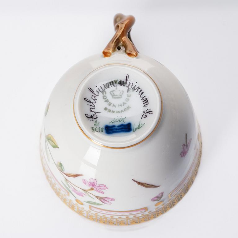 Koppar med fat, nio stycken, porslin. Royal Copenhagen, "Flora Danica", Danmark, 1900-tal.