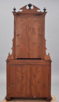 BOKSKÅP, nyrenässans. 1800-talets andra hälft.