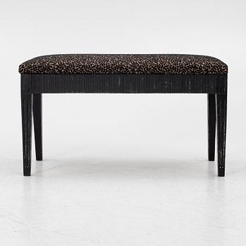 Bänk, gustaviansk stil, 1900-talets första hälft.