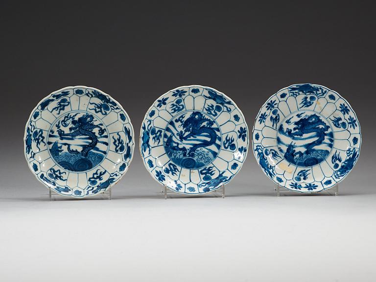 A set of three blue and white dishes with four-clawed dragons, Qing dynasty, Kangxi (1662-1722).