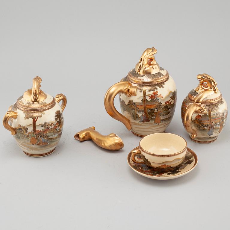 An earthenware teaset in box from the turn of the century 1900.