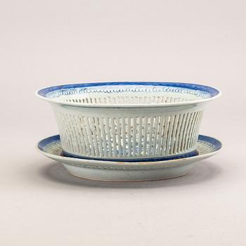 A Chinese Jiaqing porcelain grid bowl and plate.