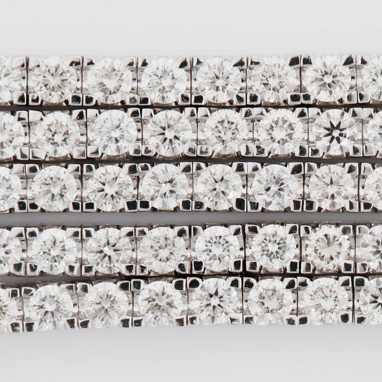 ARMBAND med fem rader av briljantslipade diamanter, totalt 13.57 ct enligt gravyr.