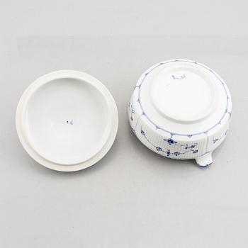 A 'Blue Fluted' / 'Musselmalet rifflet' porcelain tureen with cover, Royal Copenhagen, early model, 19th century.