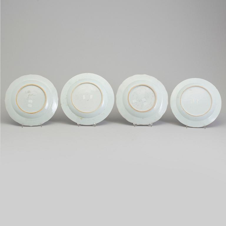 TALLRIKAR, fyra stycken, kompaniporslin. Qingdynastin, Qianlong (1736-95).