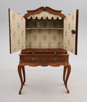 SKÅP PÅ BENSTÄLLNING, delvis rokoko, Sydeuropa, 1700-/1900-tal.
