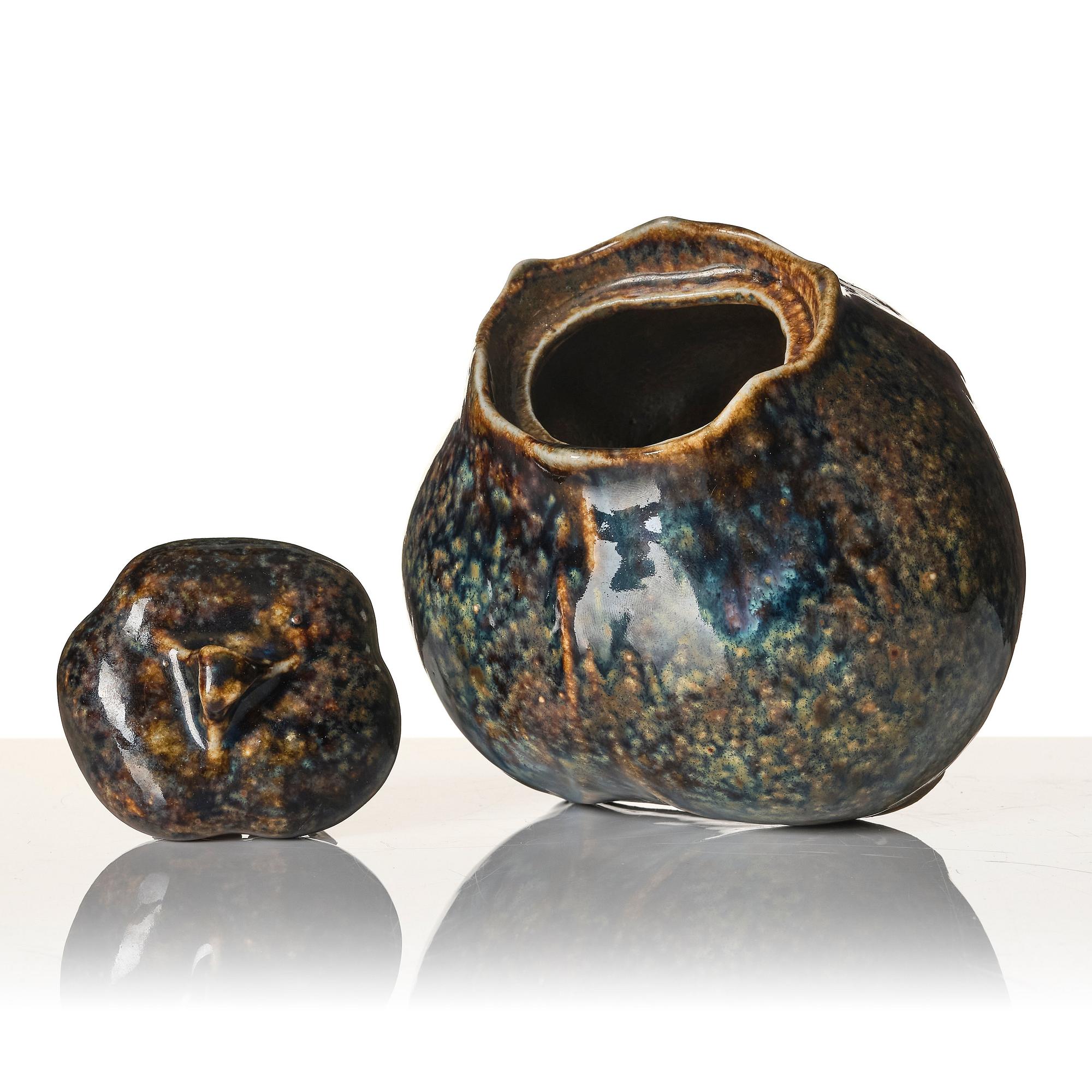 Anders & Bess Wissler, a stoneware pot with cover, Ateljé Solklinten, Mariefred, Sweden 1919.