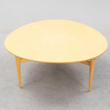 Bruno Mathsson & Piet Hein, a 'Tri Super Elliptical' coffee table, manufactered by Fritz Hansen, Denmark.
