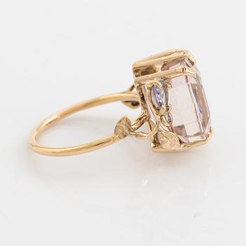 Ring med kunzit, tanzaniter och briljantslipade diamanter.