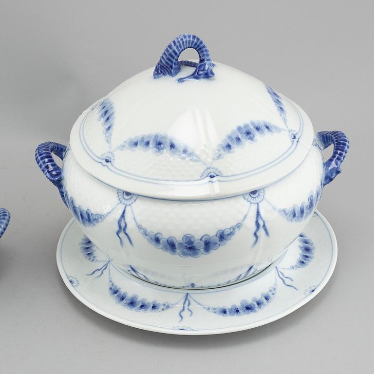 MATSERVISDELAR , porslin, 109 delar, "Empire", Bing & Gröndahl, Danmark.