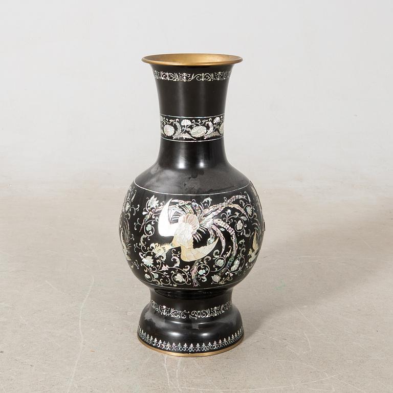 Floor vase East Asia 20th century.