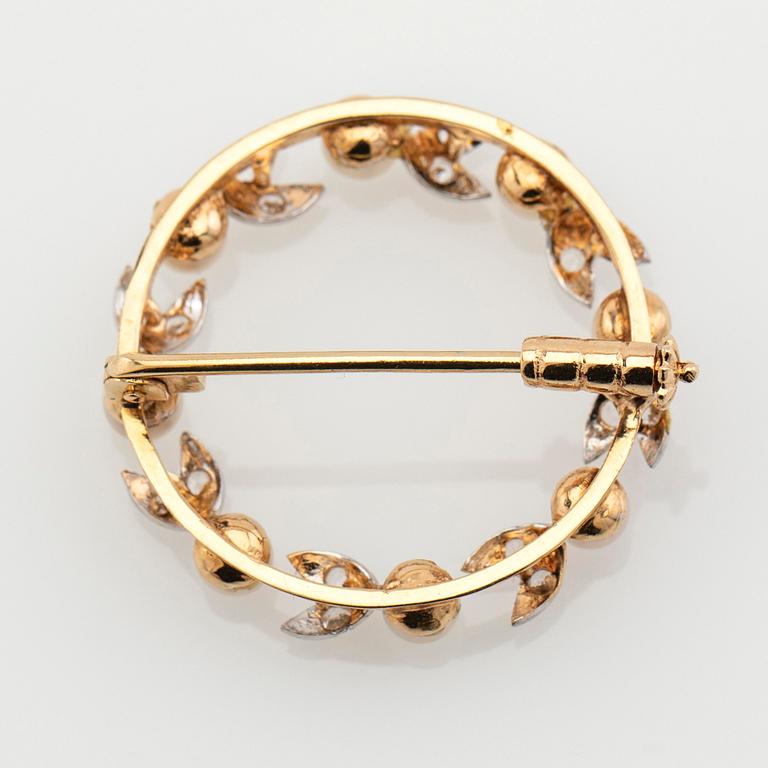 Brooch, 18K gold set with brilliant-cut diamonds and pearls.