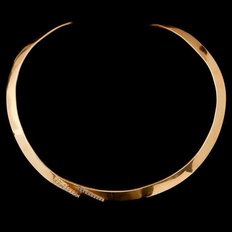 HALSRING, 18K guld, diamanter. Vikt ca 77 g.