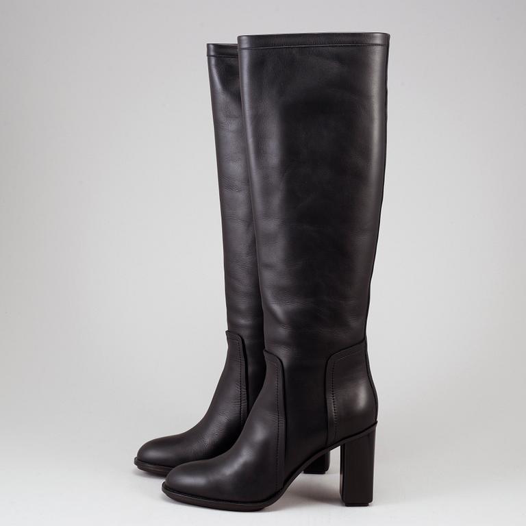 HERMÈS, a pair of black leather boots, size 40. 2019.