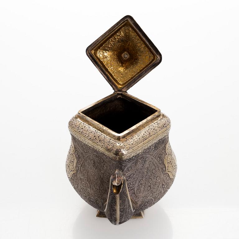 Teekalusto, 3 osaa, hopeaa, osittain kullattu, suomalaiset tarkastusleimat 1967.