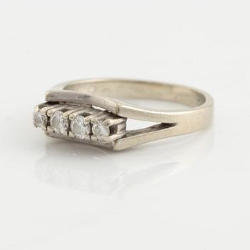 Ring, 18K white gold and four brilliant-cut diamonds.