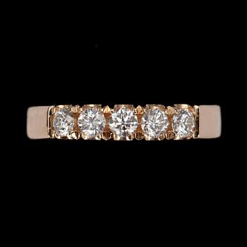 ALLIANSRING, guld 14K, 5 briljantslipade diamanter tot. 0,64 ct. Vikt 6,0 g. Intyg 207.