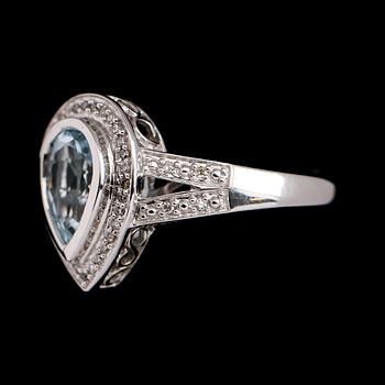 RING, 14 k vitguld, blå topas, diamanter tot 0.12 ct.