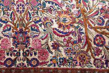 A carpet, semi-antik, silk Kashan, ca 315,5 x 204 cm.